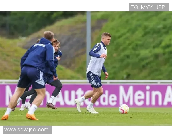 莱万领衔球队新征程挑战赛季巅峰目标全力以赴展现足球魅力